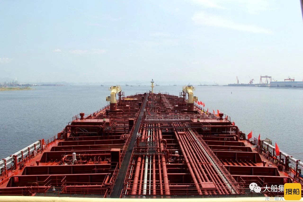 大船集团举行11.5万吨原油/成品油船2号船命名仪式