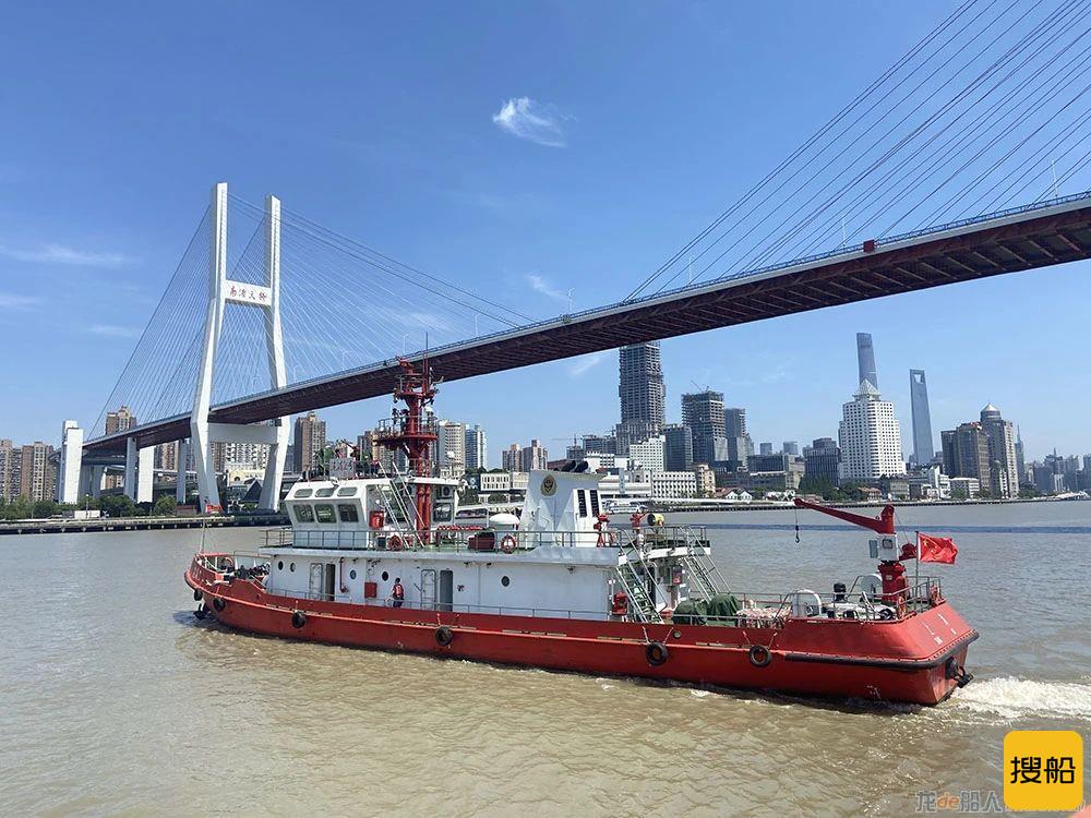 配5门消防炮续航力300海里，上海最大消防船在黄浦江训练