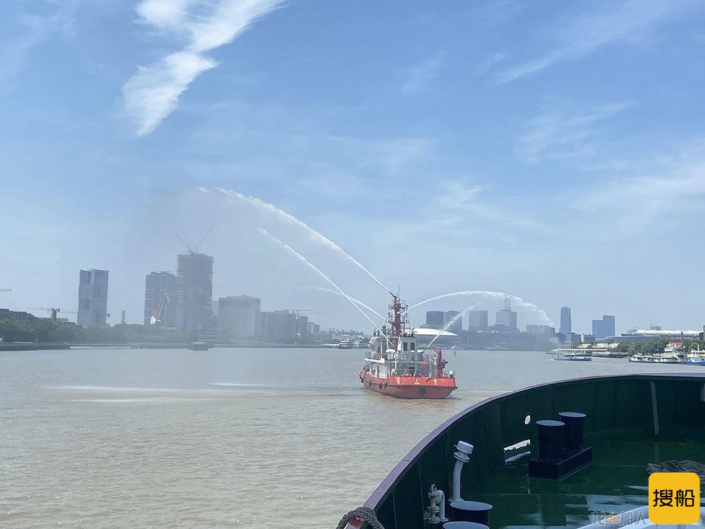 配5门消防炮续航力300海里,上海最大消防船在黄浦江训练
