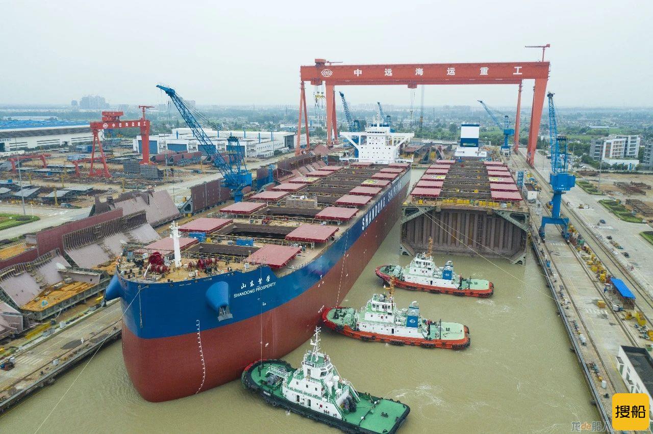 扬州中远海运重工一艘21万吨散货船下水