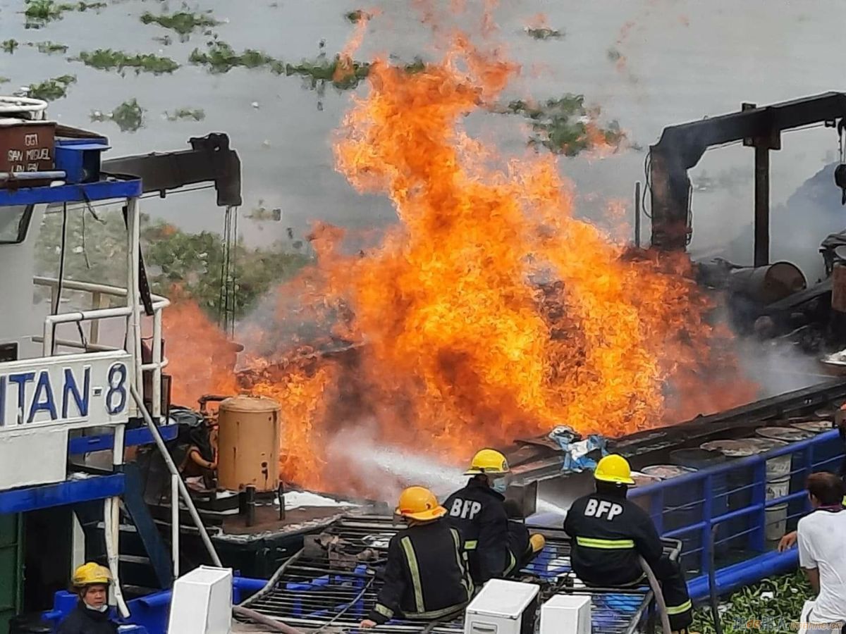 菲律宾一货船起火爆炸后沉没