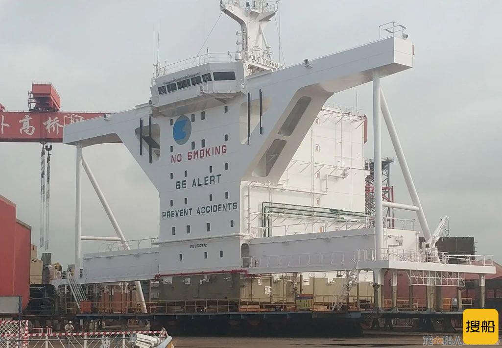 外高桥海工H1525、H1531船上建顺利装船发运