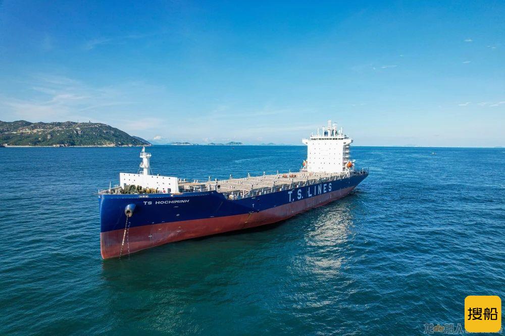 黄埔文冲德翔2700TEU2#船试航凯旋