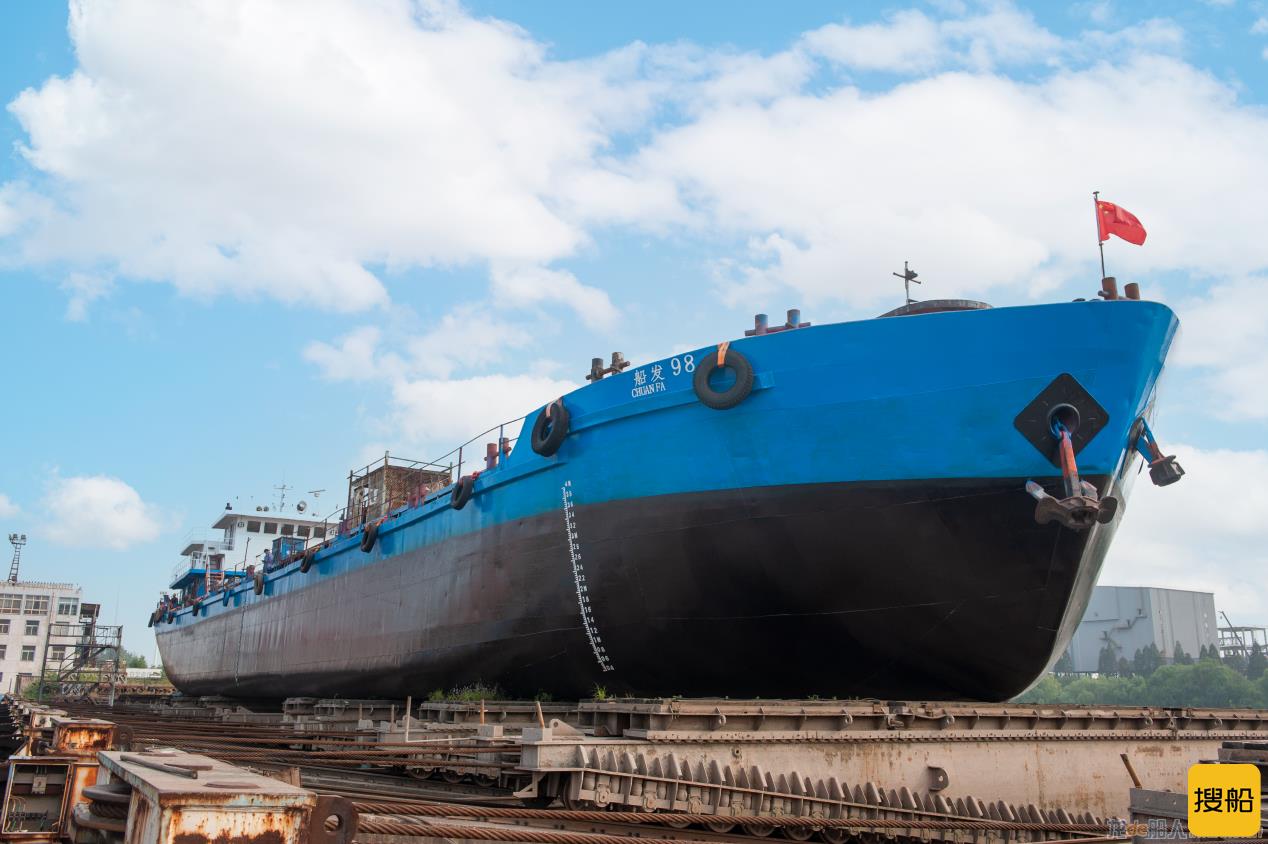 青山船厂植物油改造船“年杰1号”移台下水
