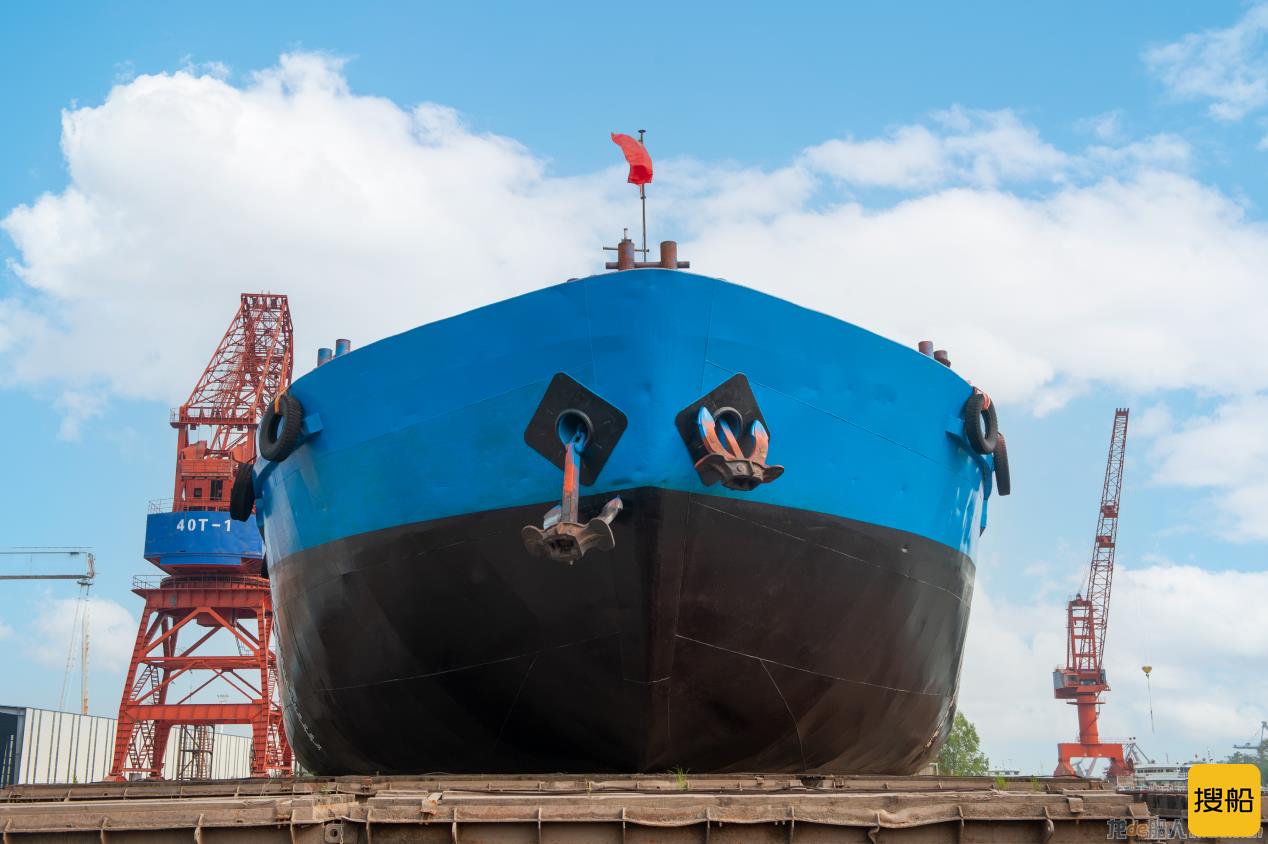 青山船厂植物油改造船“年杰1号”移台下水