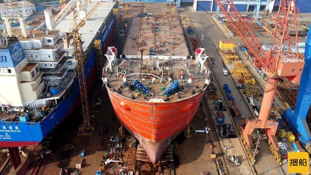 大连中远海运重工12000吨抬浮力打捞工程船N978主船体成型