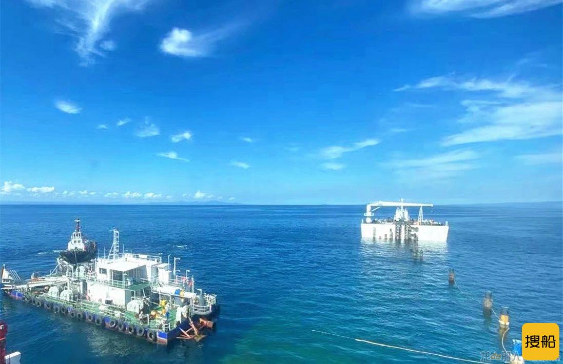 “振华34”轮菲律宾成功浮卸5艘工程船