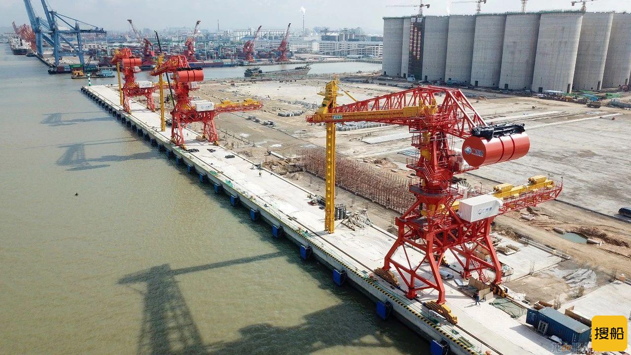 新沙港二期工程移动式连续卸船机完成总装