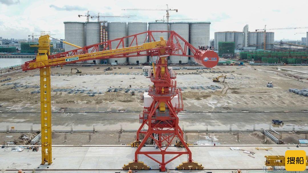 新沙港二期工程移动式连续卸船机完成总装