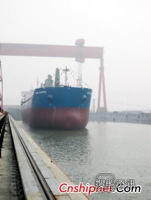 新港船舶首制57000吨散货船下水,天津新港船舶重工待遇