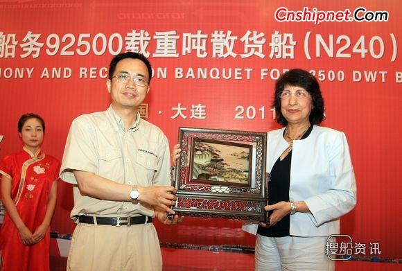大连中远船务92500吨散货船N240命名,5.7万吨散货船多少钱