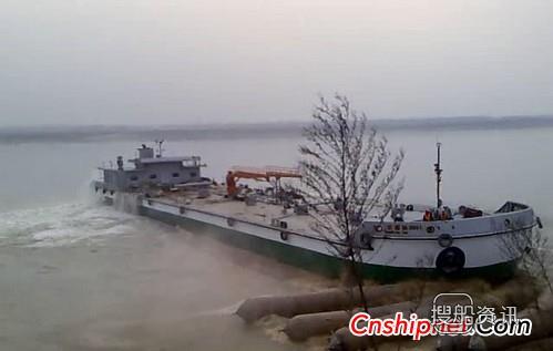 武汉航道船厂1艘2000吨供油驳下水,武汉航道船厂