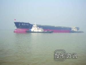 海川船厂3万吨船通过三江营夹江大桥,扬州海川船厂