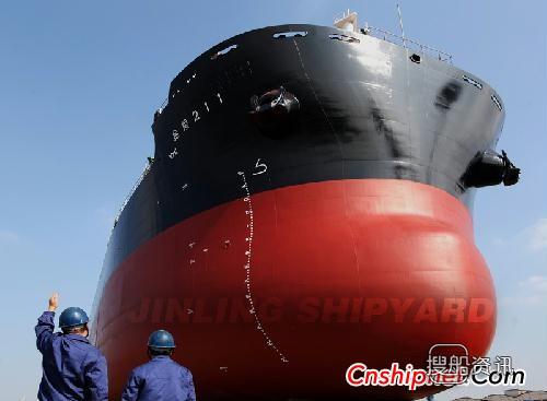 金陵船厂6.4万吨-1号散货船下水,