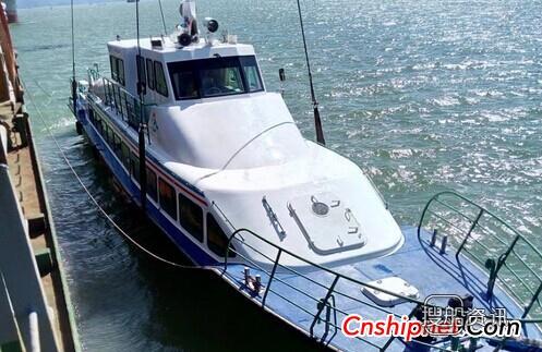 广东江龙船舶26米玻璃钢客船完成吊装,珠海江龙船舶制造有限公司