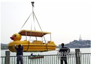 北海公园黄鸭脚踏船、四人电瓶船及工作船下水,北海公园电瓶船
