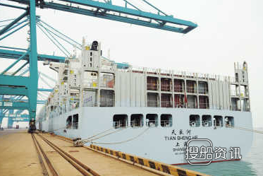 集装箱船怎样靠泊码头 大型集装箱船靠泊黄骅港区,集装箱船怎样靠泊码头