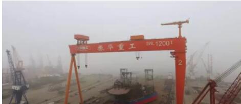 振华重工400英尺自升式钻井平台滑移下水,振华重工