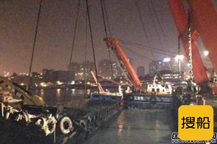 黄浦江两货船碰撞2人获救1人失踪