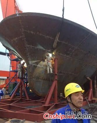 三林船厂“海港121”轮艏部分段吊装完成,三林船厂