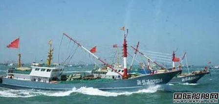 菲船夹击中国渔船被撞凹一片