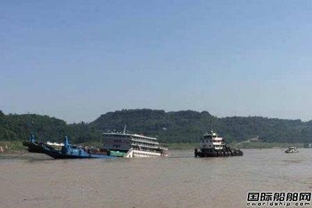 长江重庆涪陵水域一艘滚装船触礁进水