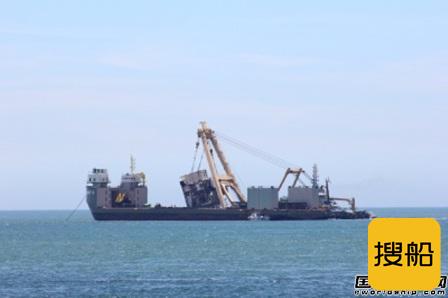 “德翔台北”轮上甲板住舱船体残骸移除