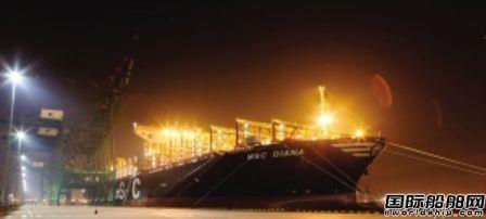 全球最大集装箱船靠泊天津港