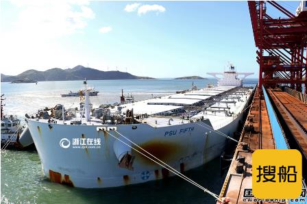 宁波舟山港鼠浪湖码头首靠超大型散货船