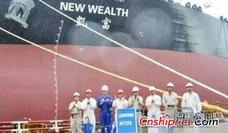 外高桥造船H1376船在2号船坞顺利出坞,外高桥船厂哪个部门好