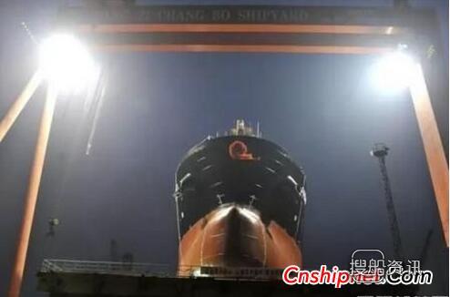 扬子江船厂首制36500吨大湖型散货船顺利下水,扬子江船厂