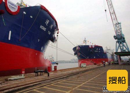 台船两艘4万吨成品油船同时命名