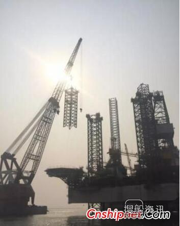 大连中远船务钻井平台N611顺利完成第一轮桩腿吊装合拢工程,中远船务集团