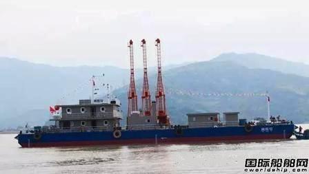 福建信昌造船52米工程驳船下水