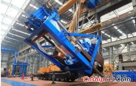600320振华重工 振华重工3800千瓦主动力定位推进器吊装出坑,600320振华重工