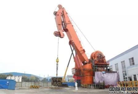 武汉船机研制成功国内首台200吨折臂式海工起重机