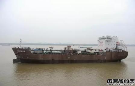青山船厂7499吨沥青船离厂赴异地施工
