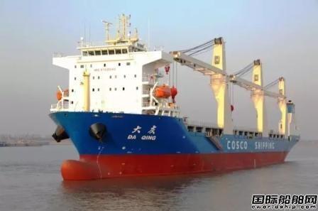 上海船厂28000吨多用途重吊船出海试航