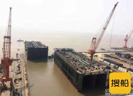 启东中远海工P70 FPSO项目艏总段出坞