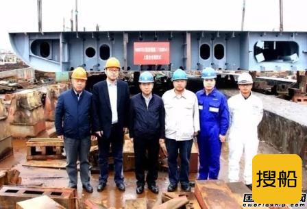 口岸船舶一艘1000TEU集装箱船合拢