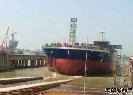 江东船厂建造4号9800吨船顺利下水