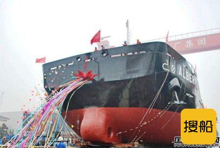 镇江船厂一艘成品油船顺利下水