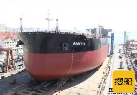 大船集团11.3万吨成品油船42号船下水