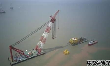 “新振浮7”完成国内最大海上升压站吊装