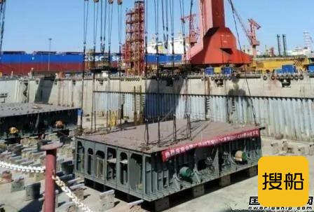 外高桥造船首制40万吨VLOC船分段下坞