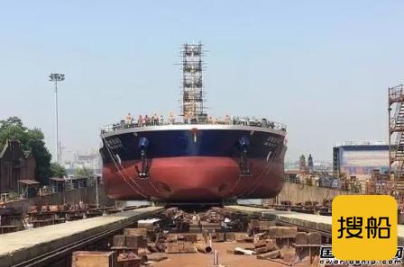 江东船厂5号9800吨船顺利下水