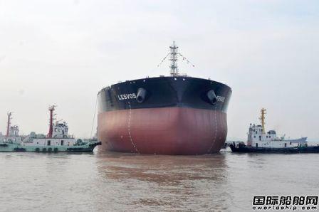 新时代造船两艘158000吨油船下水出坞