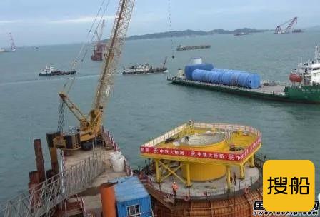 “福船三峡”号顺利完成首节塔筒吊装