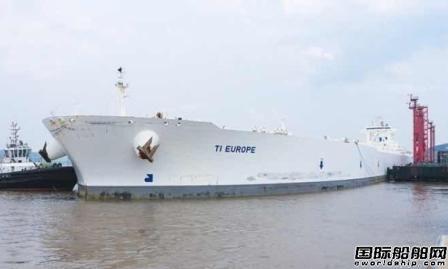 全球最大船满载靠泊宁波舟山港