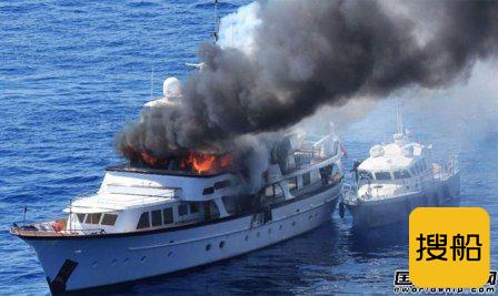 一艘豪华游艇法国水域发生严重火灾